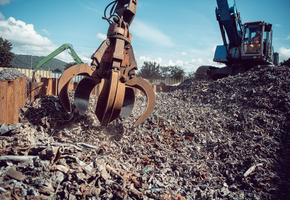 Greifkran greift nach Schrott Platz