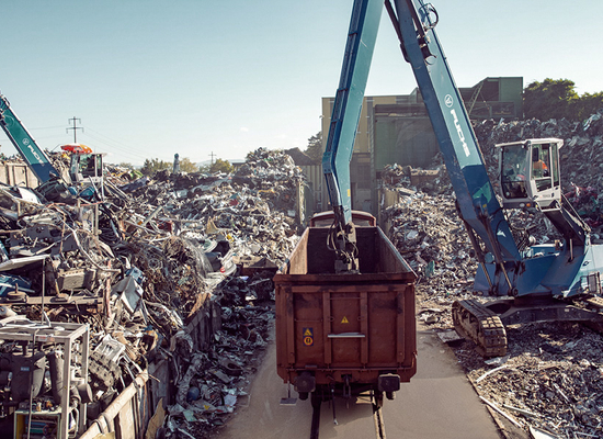 Bagger beladet Bahnwagen
