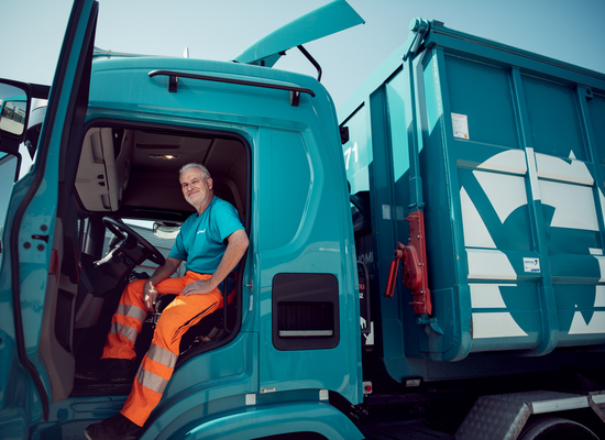 Mitarbeiter im LKW cockpit