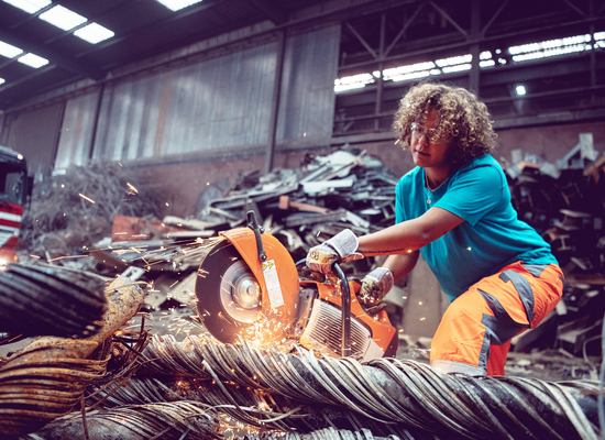 Mitarbeiterin schneidet Drahtseil Kreissaege