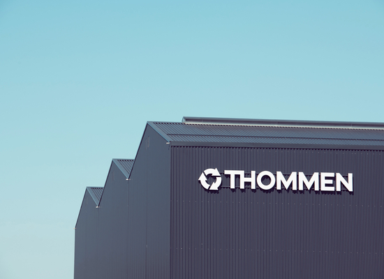 Thommenlogo Beschriftung auf Fassade