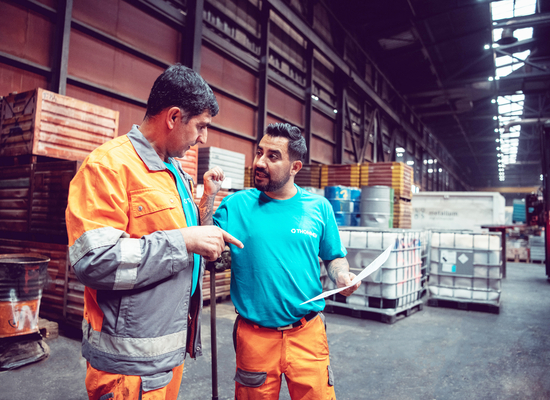 Mitarbeiter-Halle-Besprechnung-Planung