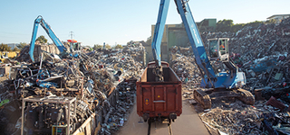 Bagger beladet Bahnwagen