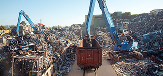 Bagger beladet Bahnwagen