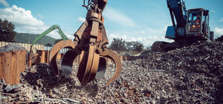 Greifkran greift nach Schrott Platz